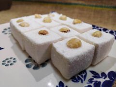 Beyaz Fındıklı Sultan Lokum - Üzeri Bütün Fındıklı (Hindistan Cevizli)