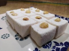 Beyaz Fındıklı Sultan Lokum - Üzeri Bütün Fındıklı (Hindistan Cevizli)