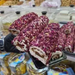 Sultan Çikolatalı ve Doğal Gül Yapraklı Lokum